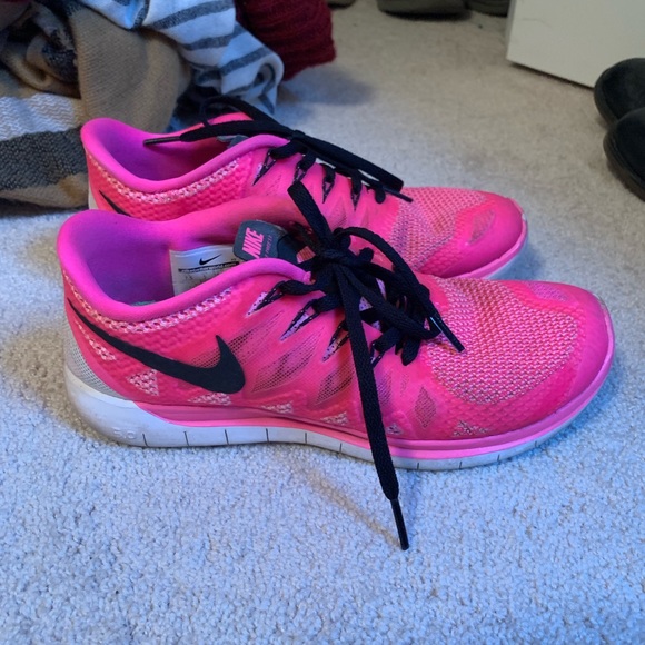 pink nike free run